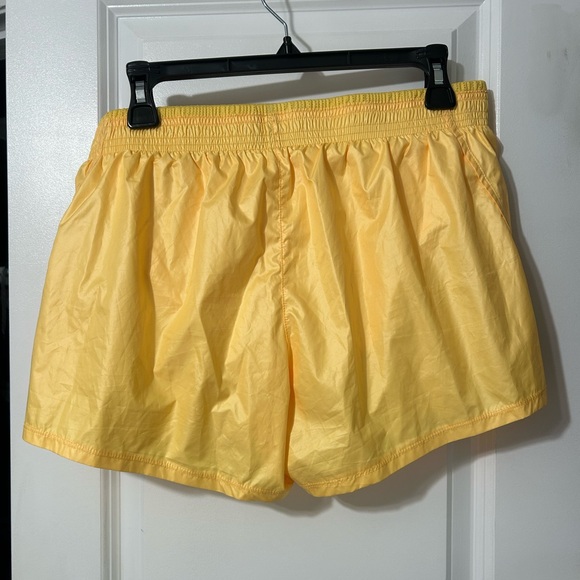 Nike Swoosh Run Women's Running Shorts NWT - Yellow/Orange - Picture 3 of 6